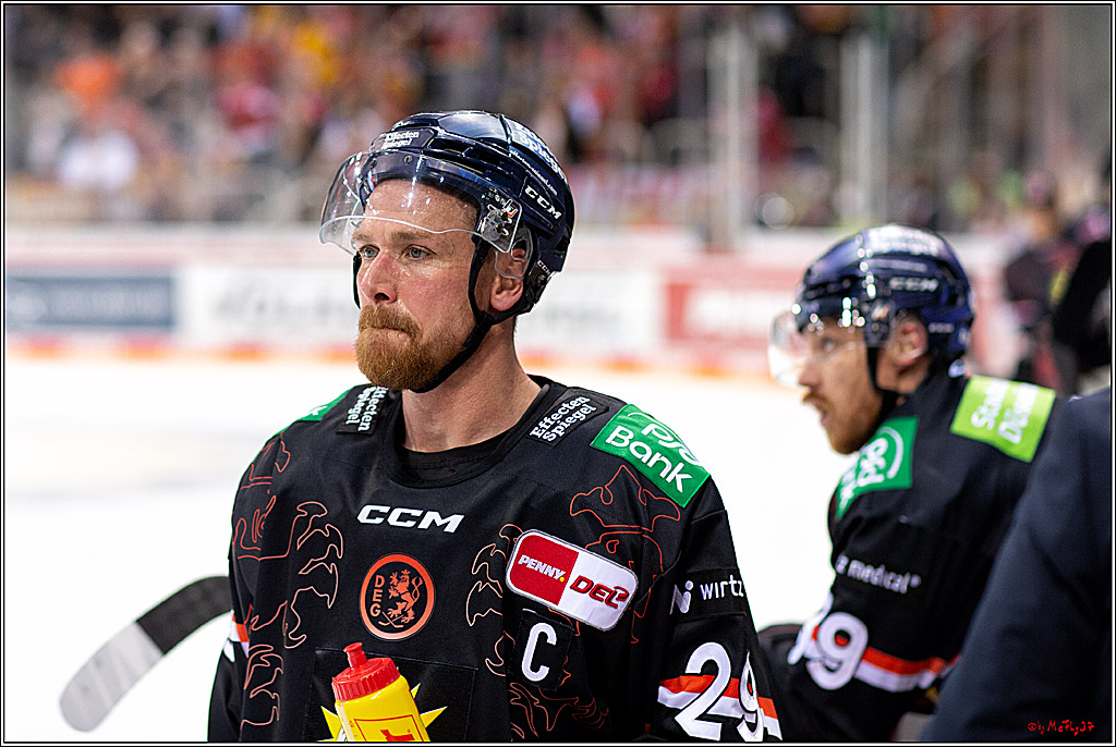 PENNY DEL Viertelfinale 4. Spiel; Duesseldorfer EG - Red Bull Muenchen; Duesseldorf, 16.04.2022